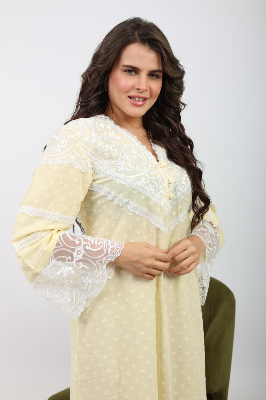 جلابية طويلة الأكمام مزينة بالدانتيل الوردي