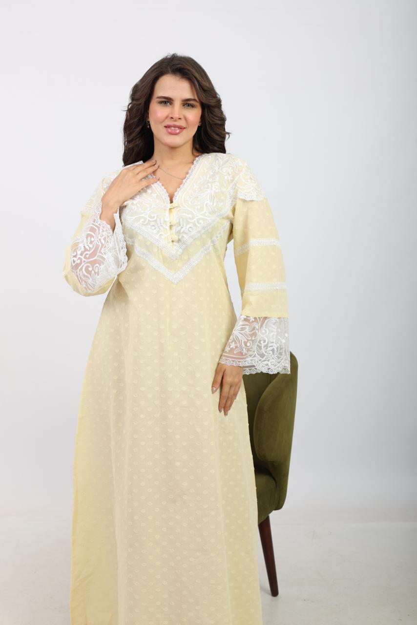 جلابية طويلة الأكمام مزينة بالدانتيل الوردي