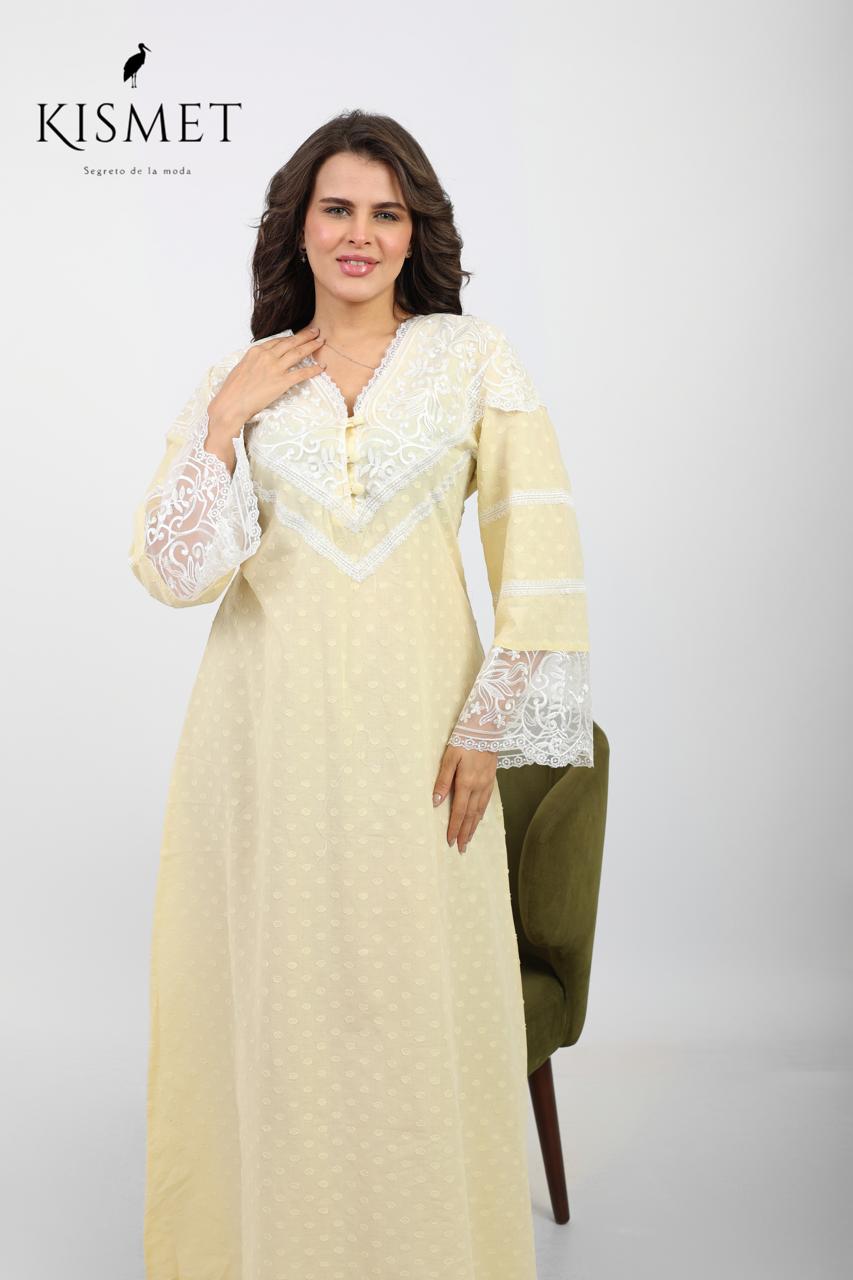 جلابية طويلة الأكمام مزينة بالدانتيل الوردي
