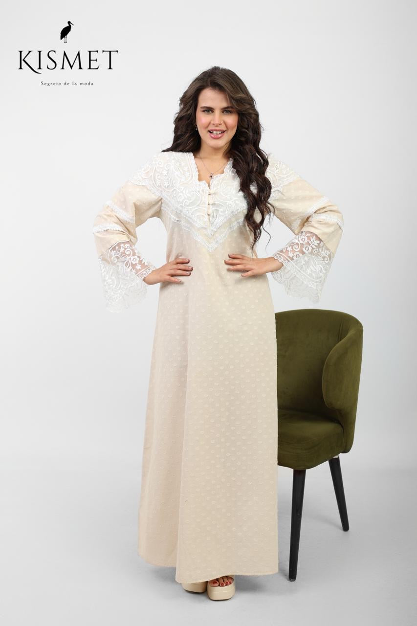 جلابية طويلة الأكمام مزينة بالدانتيل الوردي