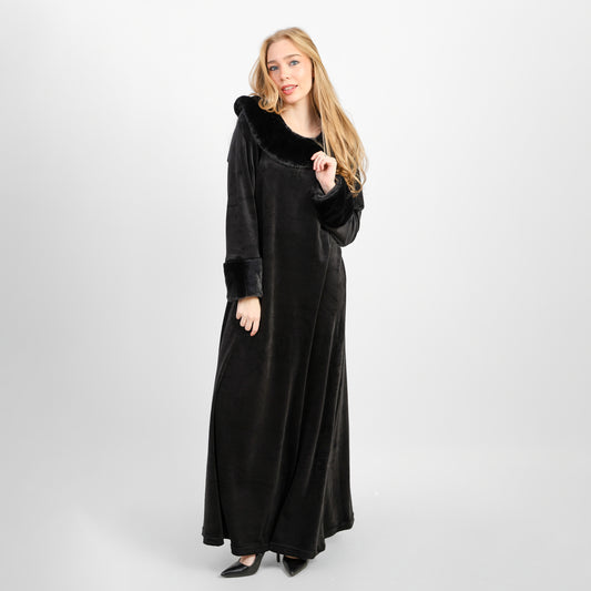 عباية شتوية مخملية باللون الأسود الداكن، مصممة بذوق رفيع