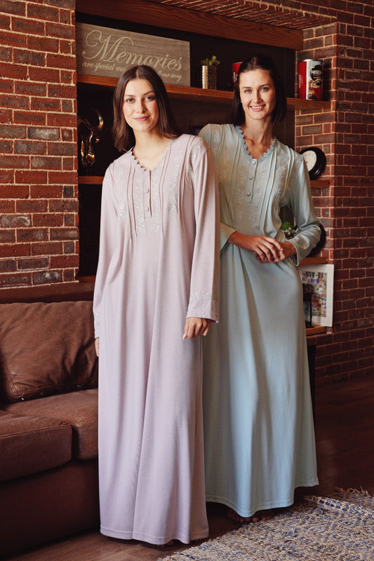 عبايات منزلية ناعمة ومريحة مصممة بقصة طويلة انسيابية لتوفير الراحة والأناقة بكل سهولة