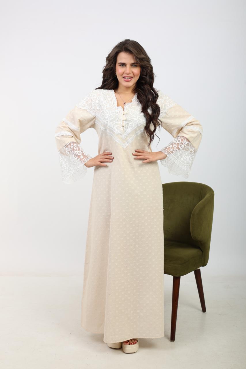 جلابية طويلة الأكمام مزينة بالدانتيل الوردي