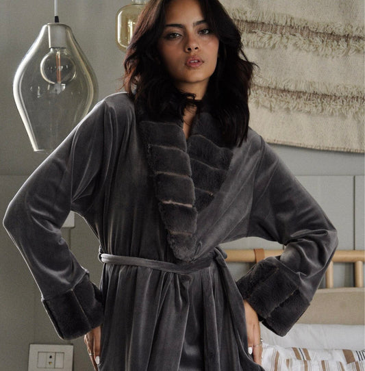 مع رداء شتوي رمادي