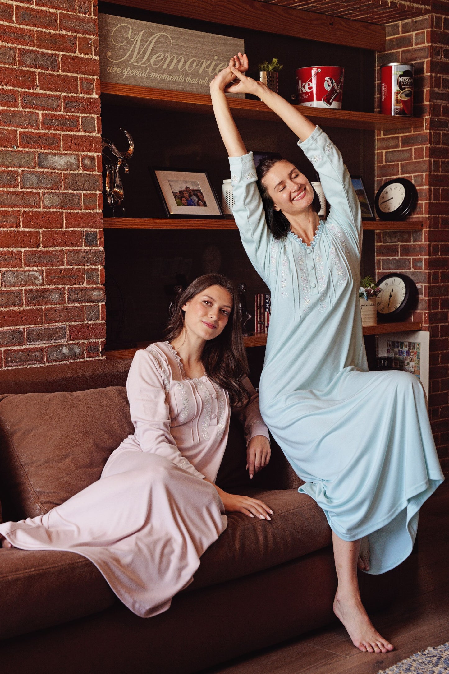 عبايات منزلية ناعمة ومريحة مصممة بقصة طويلة انسيابية لتوفير الراحة والأناقة بكل سهولة