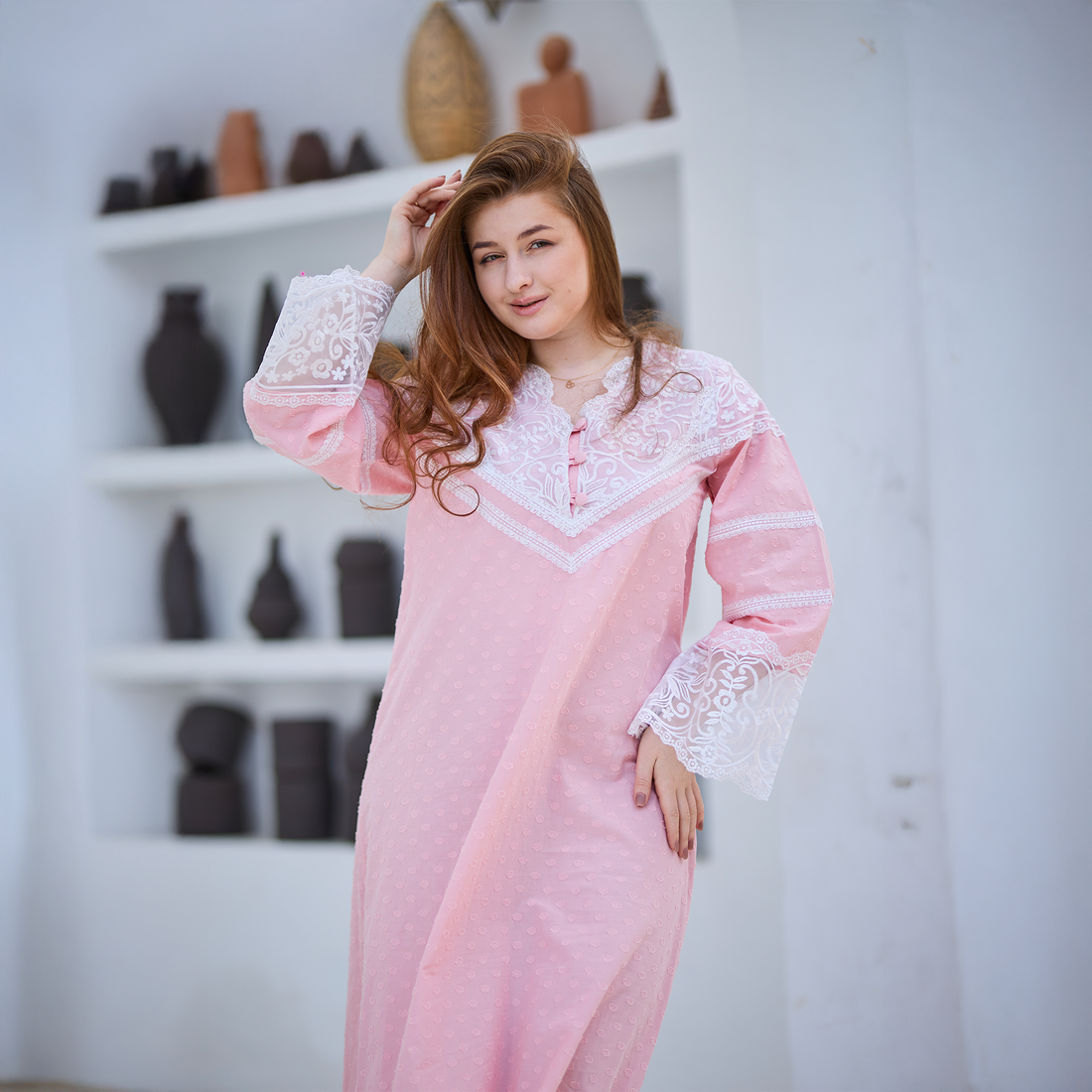 جلابية طويلة الأكمام مزينة بالدانتيل الوردي